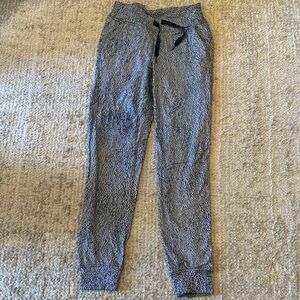 Lululemon jogger  Textured Jogger Pants size 2